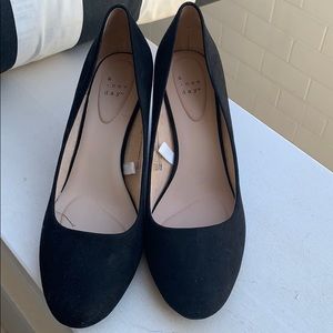 Black heel/platform closed toe shoe